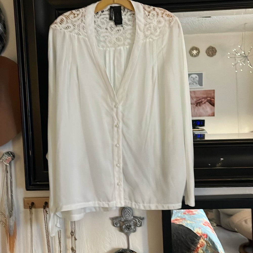 Bisou Bisou White Lace Yoke Button Front Blouse
